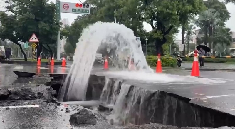 前鎮民權、廣西路驚見大型天坑  自來水管破裂噴泉如柱  里長早通報卻陷「誰負責」困局