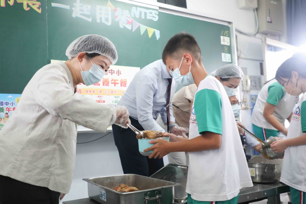 ▲盧秀燕親手為孩子們打菜。(圖/記者顏淑娟翻攝)