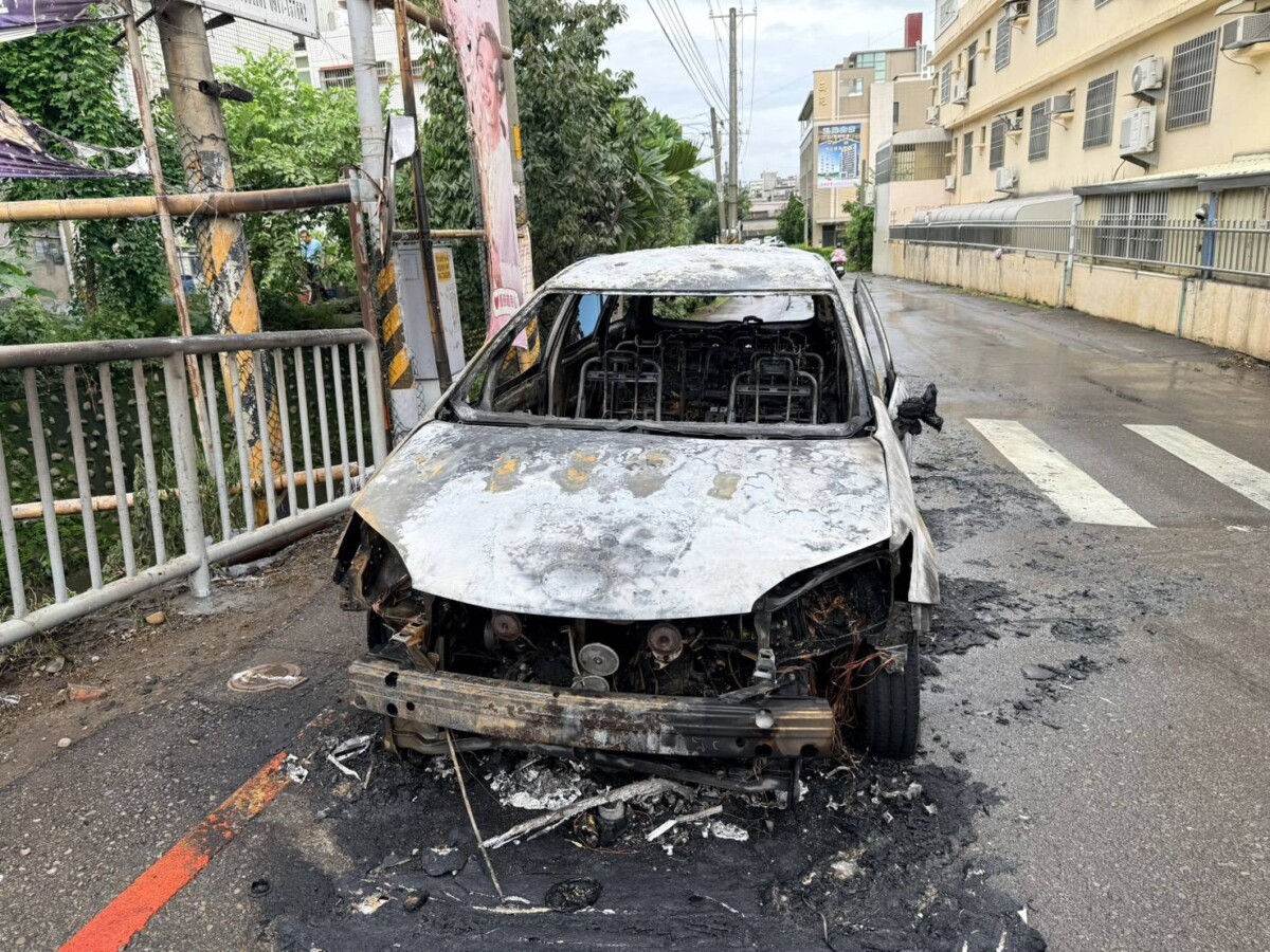 SQ08316 3轎車停紅燈突然起火