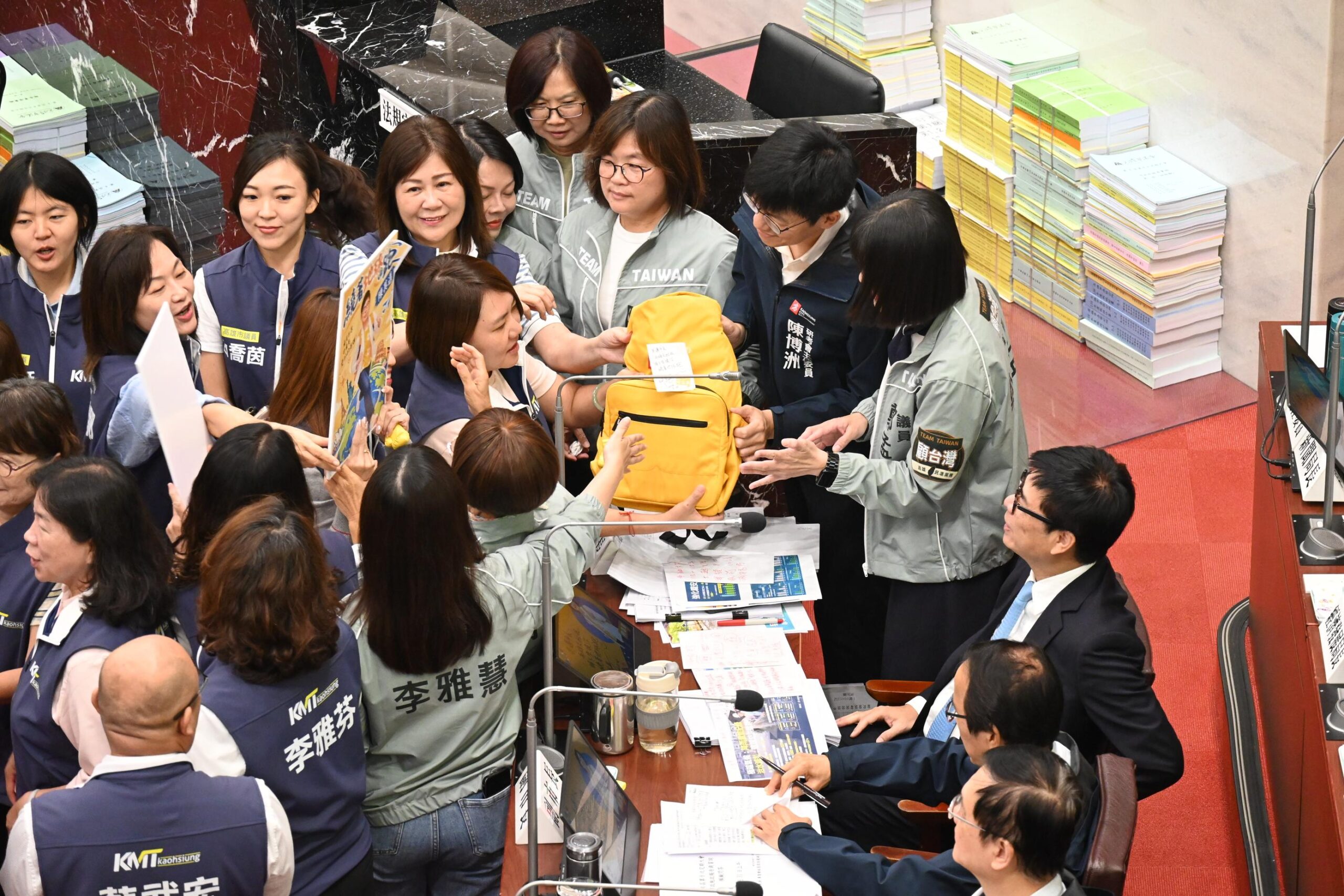 陳其邁最後一次市政總質詢 國民黨團送「柯志恩這物」