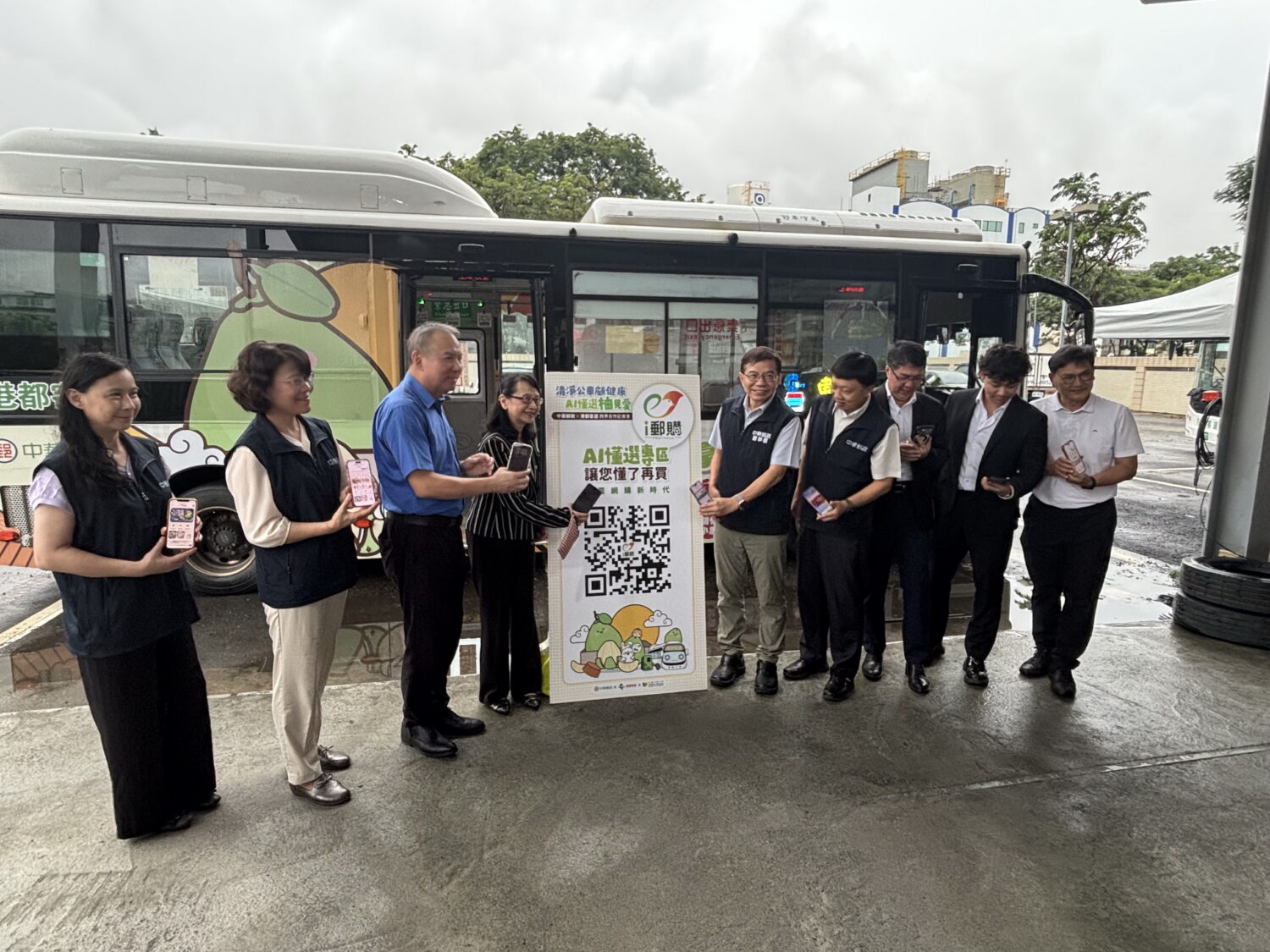 中華郵政攜手港都客運 首創「AI懂選」智慧消費 串聯「物流×人流」送文旦挺小農