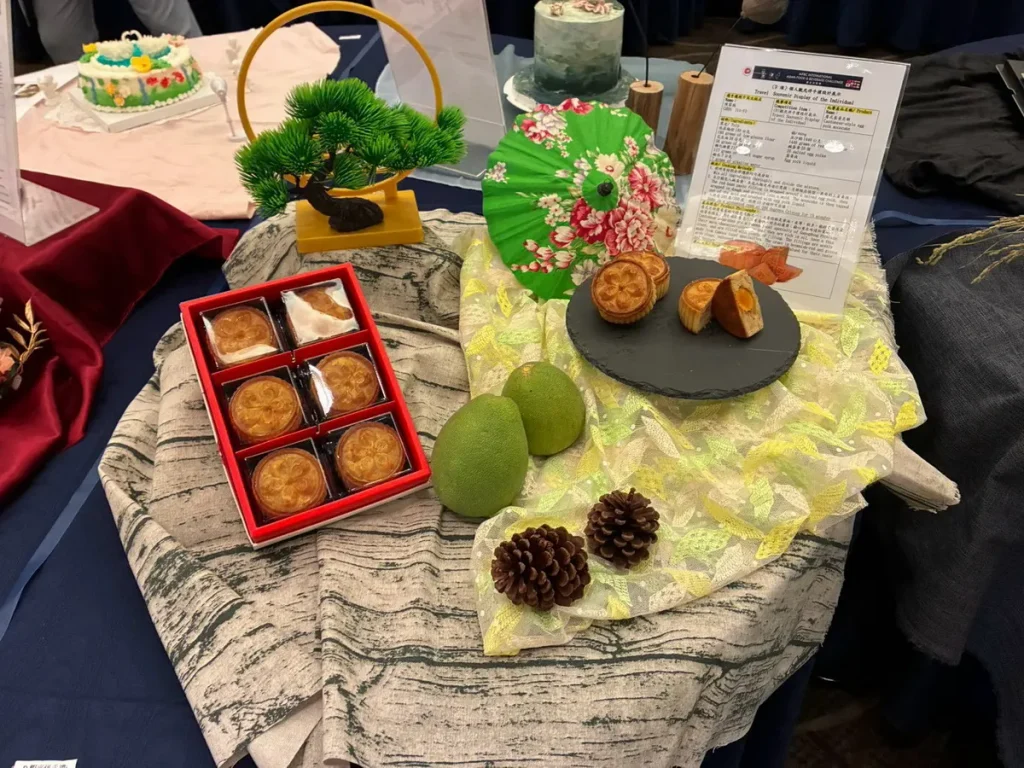 吳鳳科大觀管系陳家毅同學以「廣式蛋黃月餅」勇奪金牌。作品完美復刻廣式傳統的經典工藝,並融入在地特產入餡,呈現兼具傳統美學與創新層次的道地風味