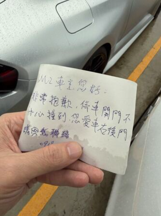 春風的車門被擦撞，看到車主留下的紙條就原諒他了。（圖／翻攝春風Threads）