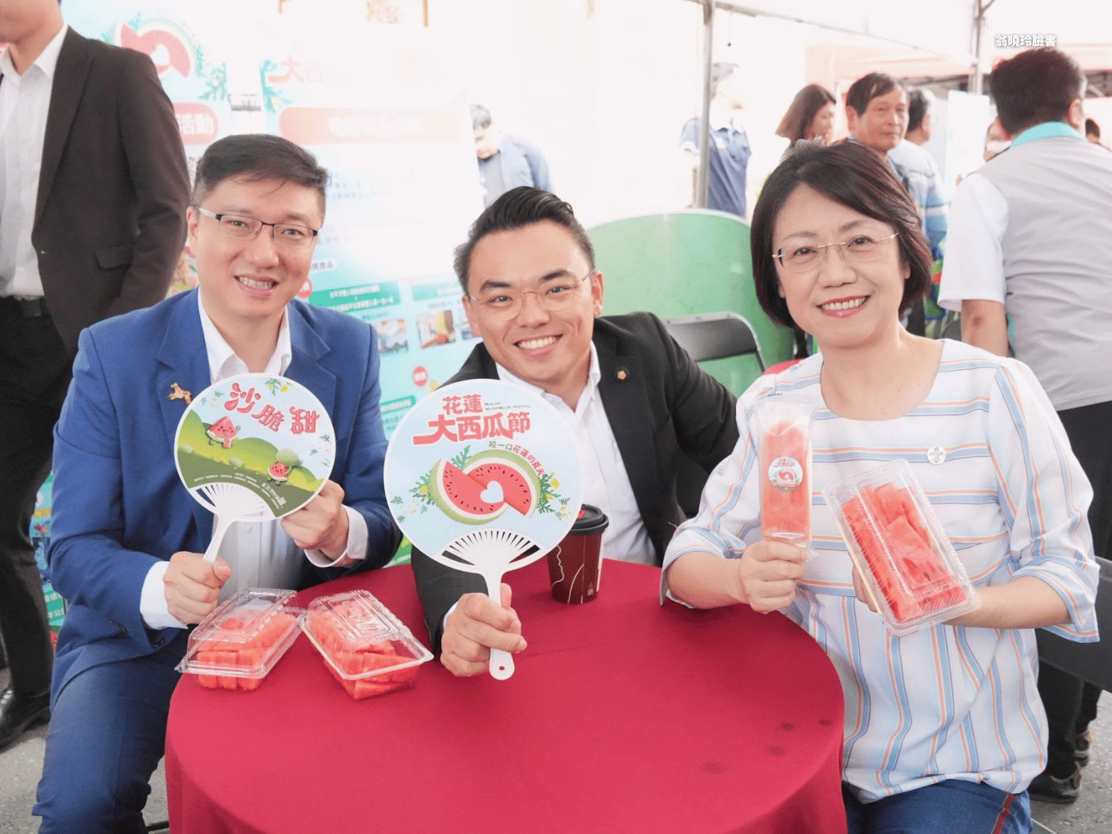 國民黨立委翁曉玲(右)、洪孟楷(中)、張智倫(左)一同出席花蓮大西瓜節活動。(翁曉玲臉書)