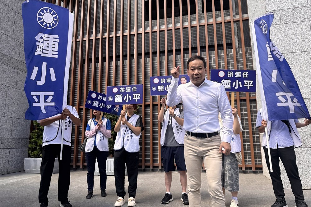 嗆柯文哲是「恐怖情人」 鍾小平憂「白綠合」奪下正副議長 198 嗆柯文哲是「恐怖情人」 鍾小平憂「白綠合」奪下正副議長 197