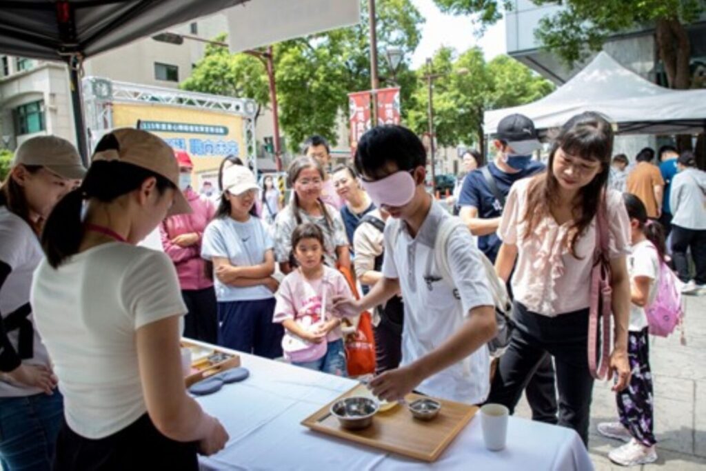 「有愛無礙 職向未來」身障就業結合市集29日圓滿落幕,民眾親身體驗視障的生活情境。(圖/主辦單位提供)