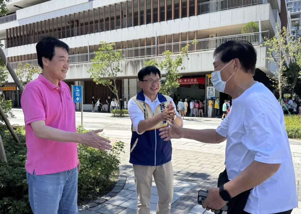 費鴻泰(左)與松山、信義區市議員候選人許原榮(中)來到廣慈/奉天宮站,向大福德地區居民問好,共同見證信義線東延段正式通車。(圖/記者鄭元毓翻攝)