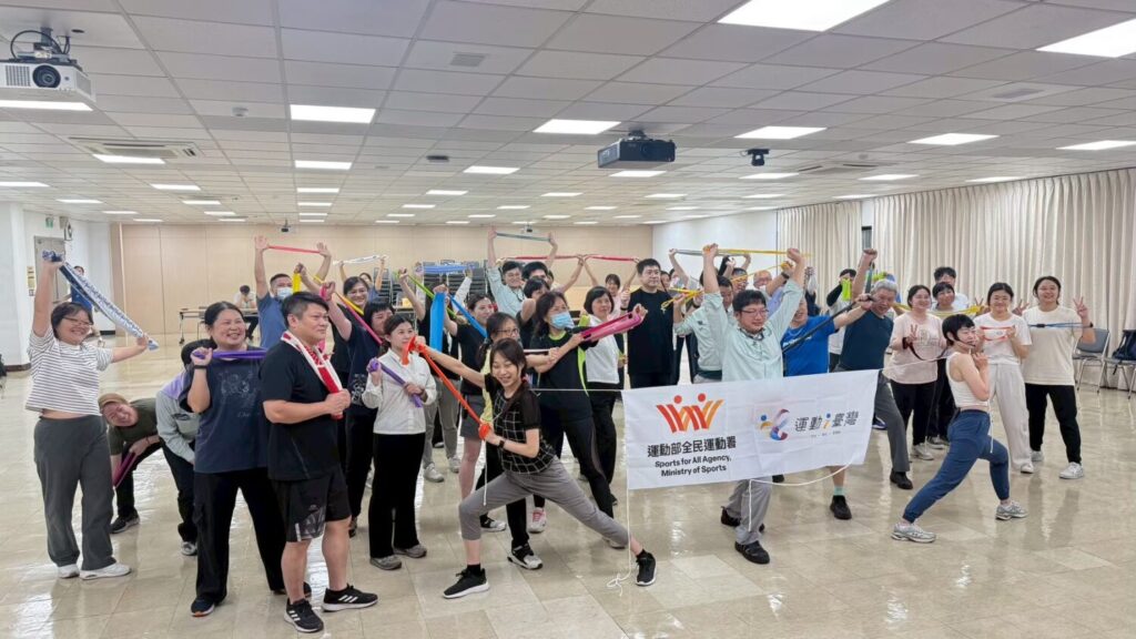 新北市巡迴運動指導-松下電器彈力帶肌力訓練。(圖/台灣運動健身產業協會提供)