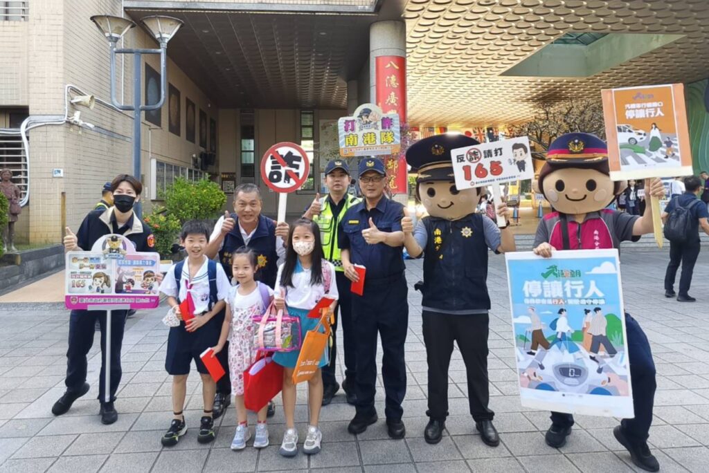 開學首日南港分局長洪漢周率同仁至南港國小護童及交分犯防宣導。(圖/記者薛秀蓮 翻攝)