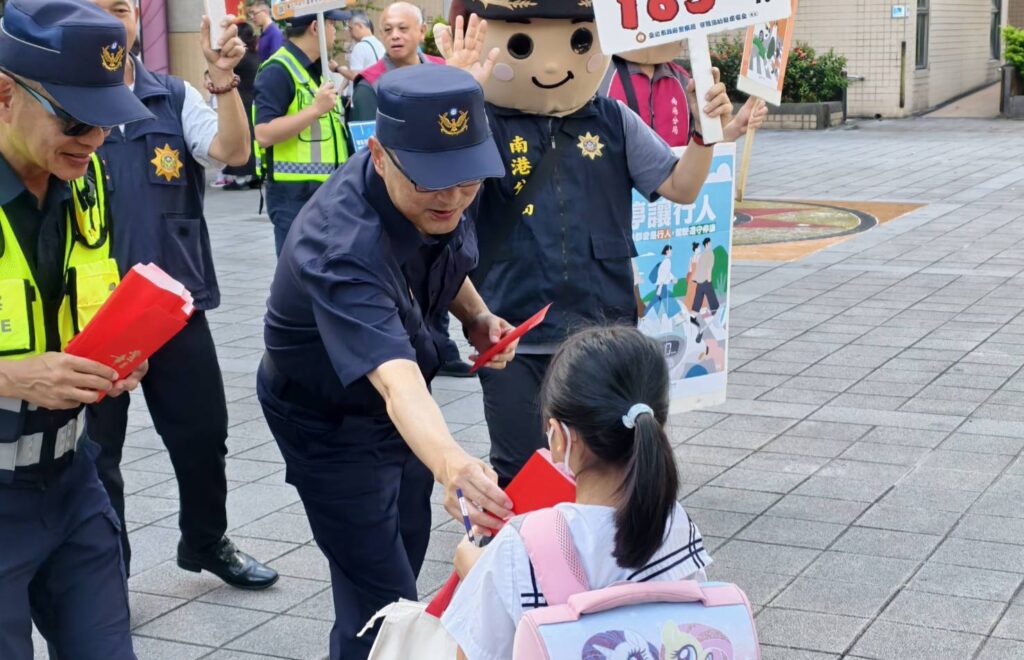 新學期開學,分局長發放文具用品給學生。(圖/記者薛秀蓮 翻攝)