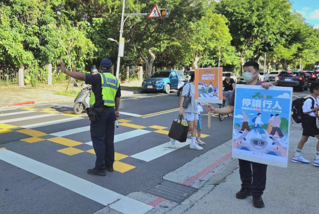 南港分局員警於學校周邊守護學童安全。(圖/記者薛秀蓮 翻攝)