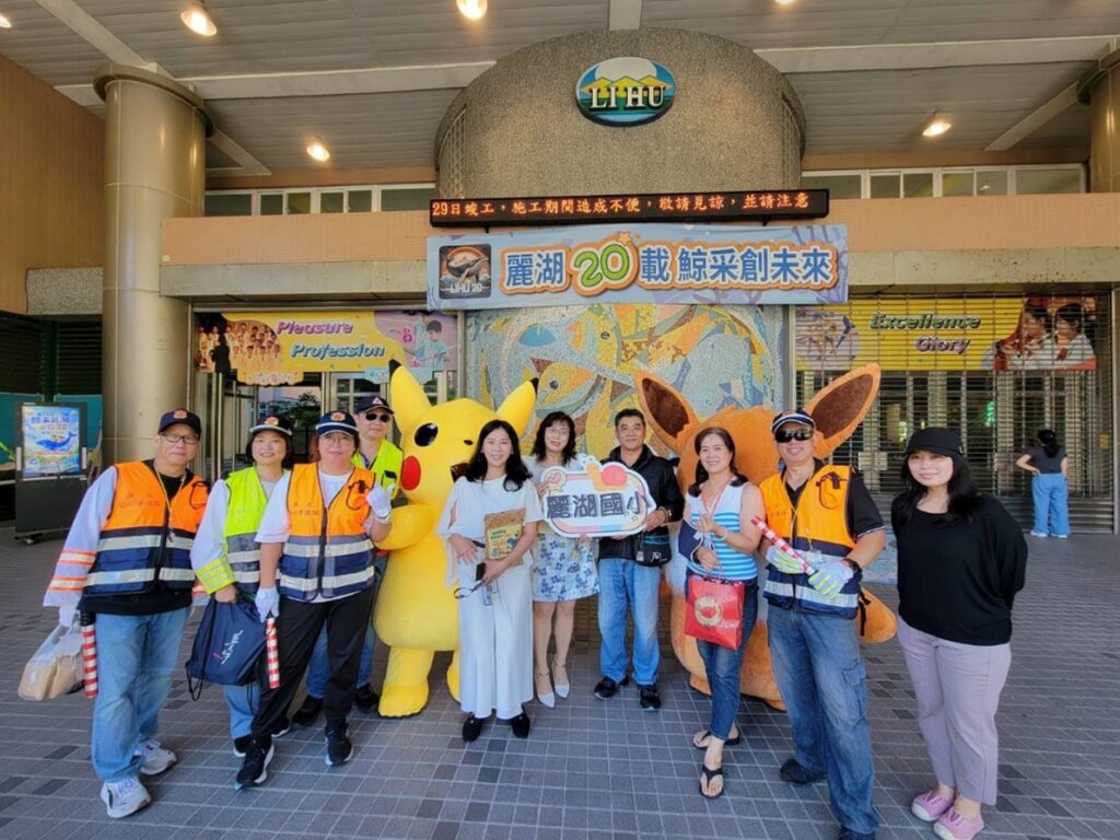 內湖分局宣導團與麗湖國小校長、家長及志工宣導合影。(圖/記者薛秀蓮 翻攝)