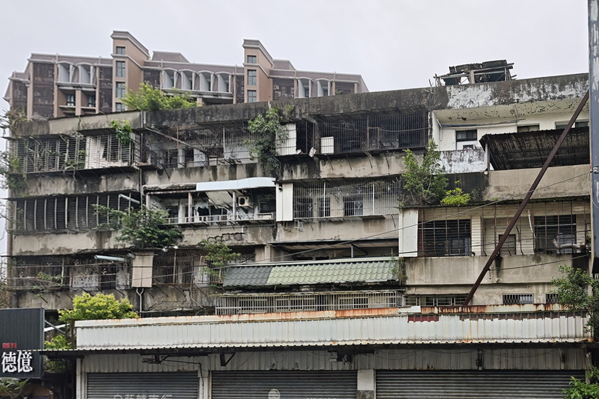 龜山區金山社區為海砂屋建築,建物老舊且混凝土剝落情形嚴重,市府透過公辦都更平台協助加速推動重建。<br /><br />