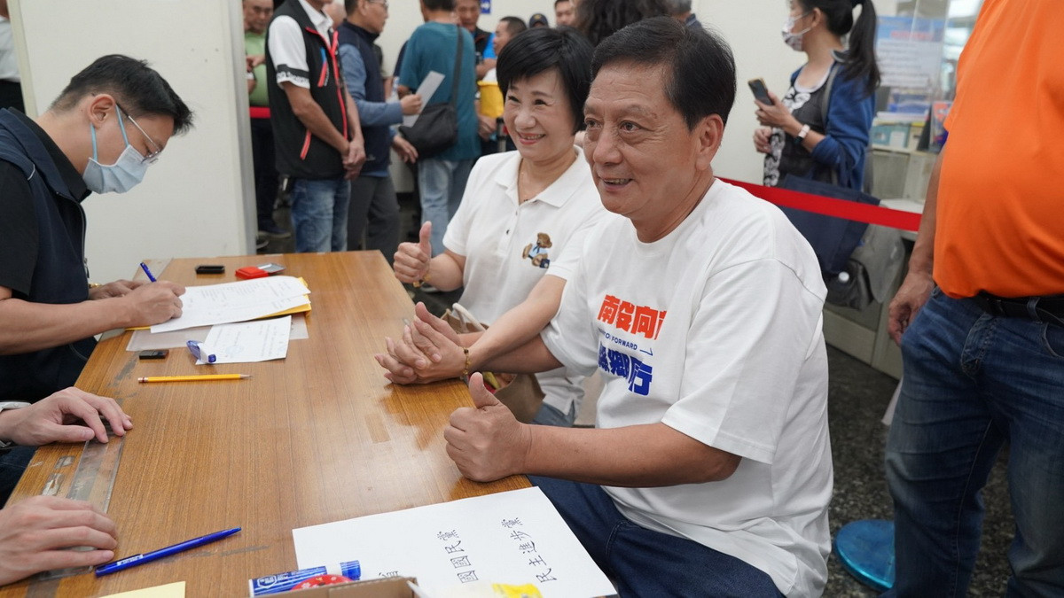簡賜勝提出縣鎮同心創新市政競選主軸。（簡賜勝服務處提供）