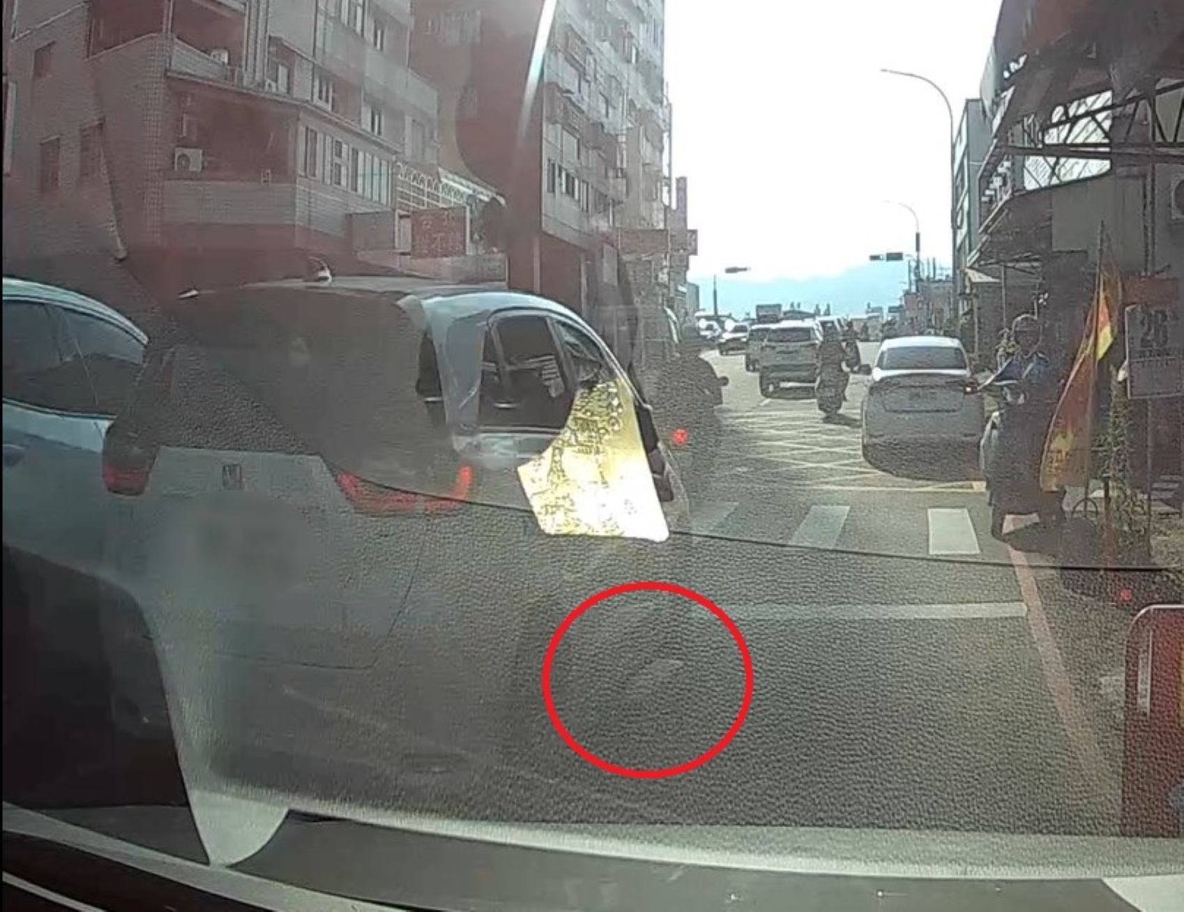 撞飛路旁汽車後視鏡逃逸被查獲 駕駛辯稱汽車音樂太大聲無法確定肇事