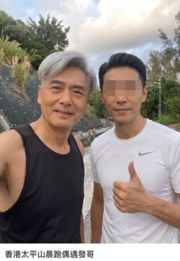 周潤發在香港太平山晨跑時，被民眾偶遇合照。（圖／翻攝小紅書）