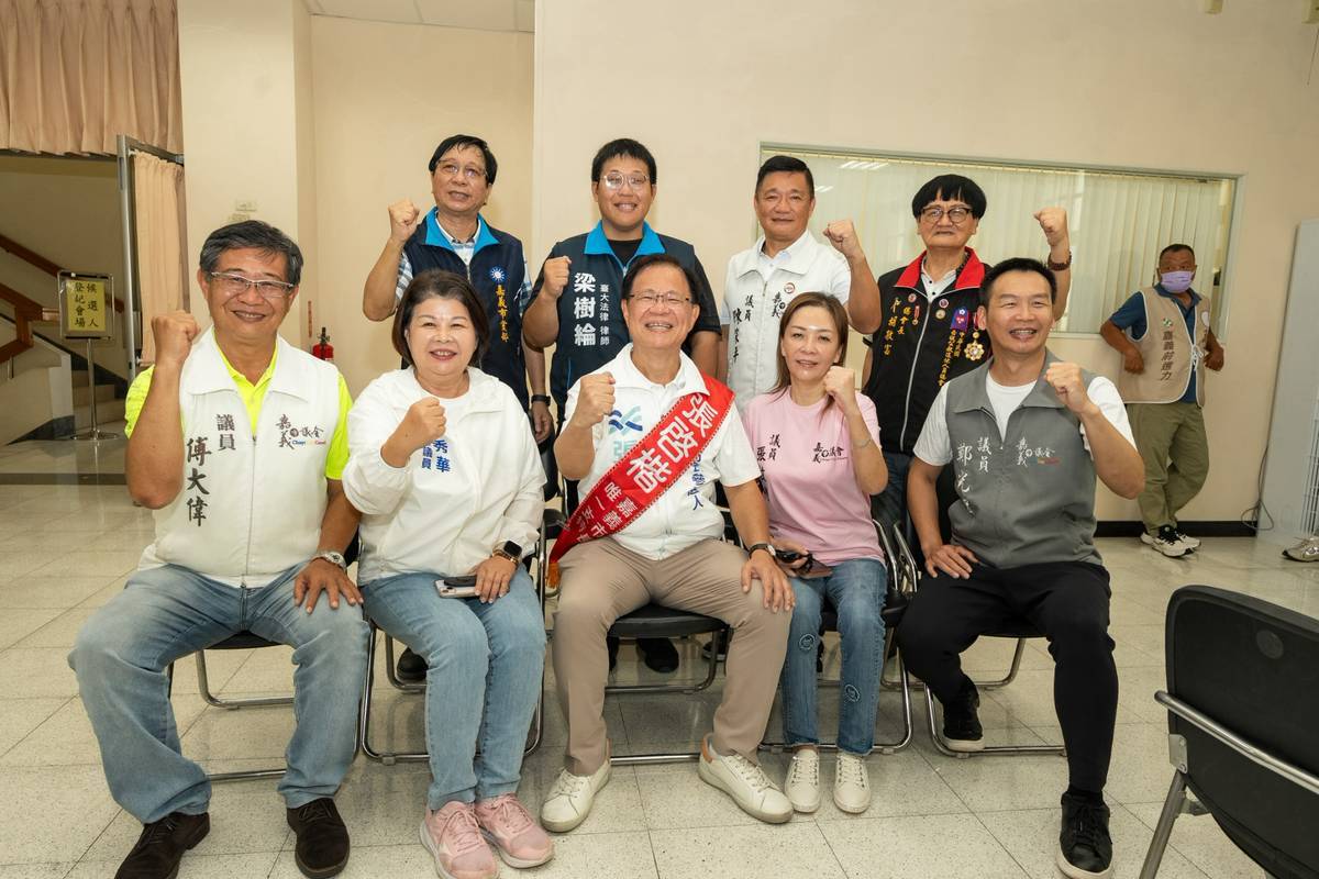 張啓楷上午由嘉義市長黃敏惠、台灣民眾黨主席黃國昌及兩黨議員參選人陪同完成參選登記。(圖／記者翻攝)
