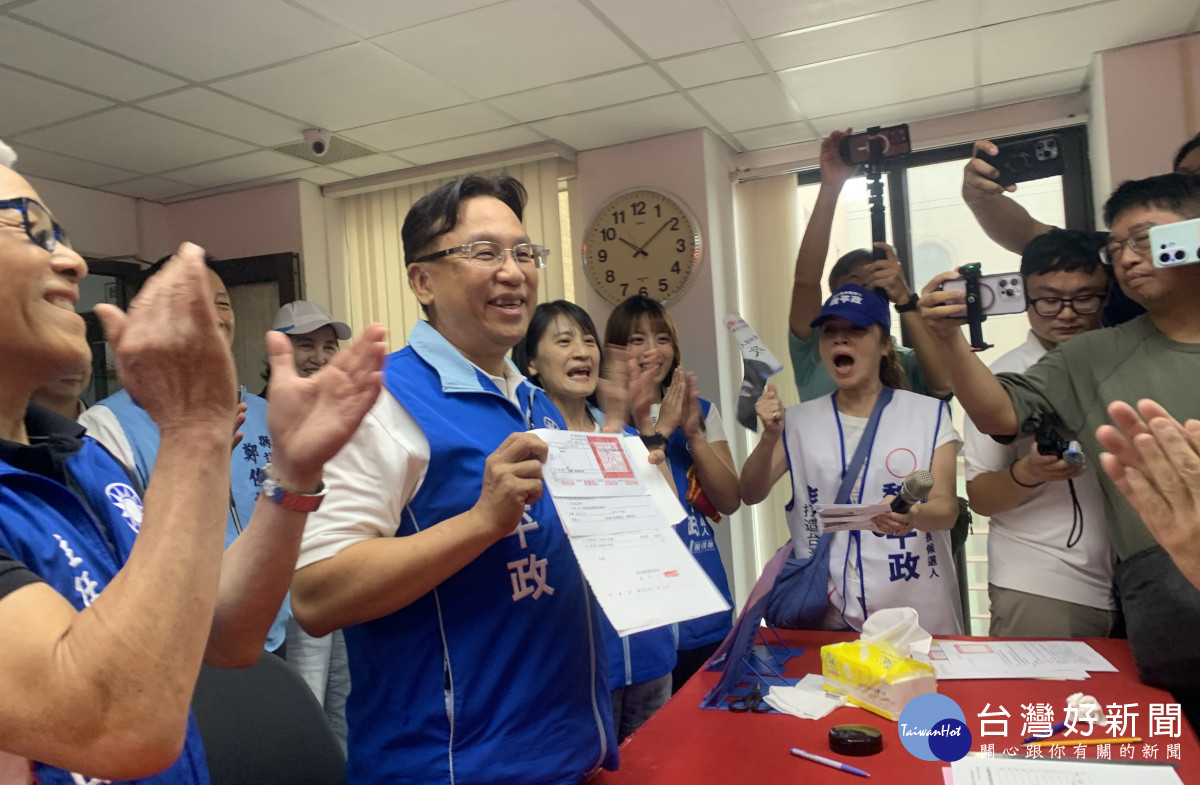 百人陣仗相挺，魏平政正式登記參選彰化縣長。圖／記者鄧富珍攝　