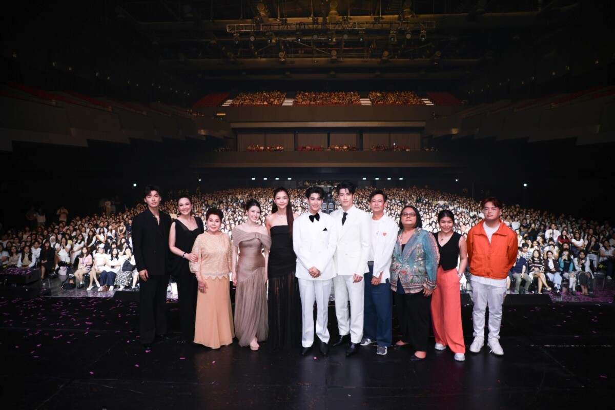 劇中全體演員,偕同幕後製作團隊一同登台,為《等待黎明破曉時》畫下句點。(圖片:GagaOOLala提供)