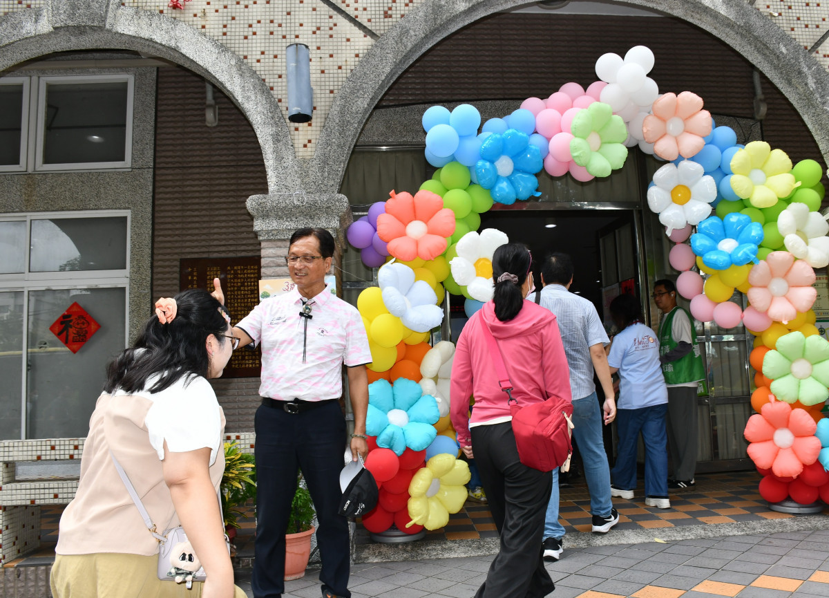 林世賢市長在彰化市長青大學（老人文康中心）大門口迎接參加單身聯誼活動的青年朋友入場。