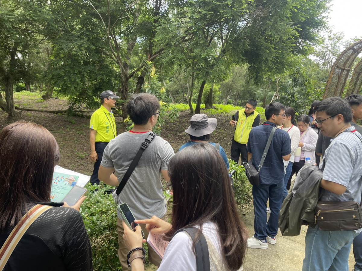 林世賢市長在香山步道．東方公園向青年朋友解說公園由廢墟搖身成為勝境的故事。圖／彰化市公所提供