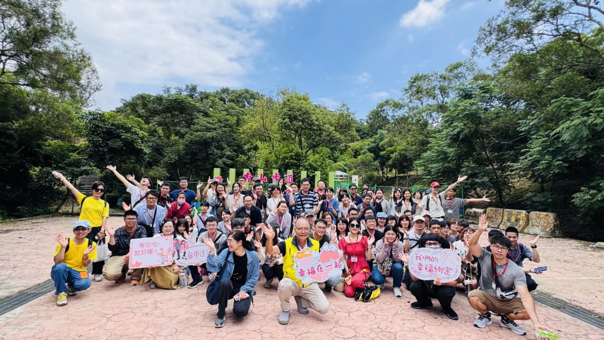 參加彰化市單身聯誼「3萬解謎．幸福無敵~東方再起」活動的青年朋友們在美麗的香山步道。圖／彰化市公所提供