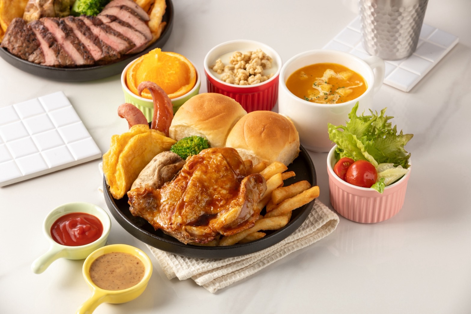 ▲▼店內還有各種異國美食料理。（圖／業者提供）