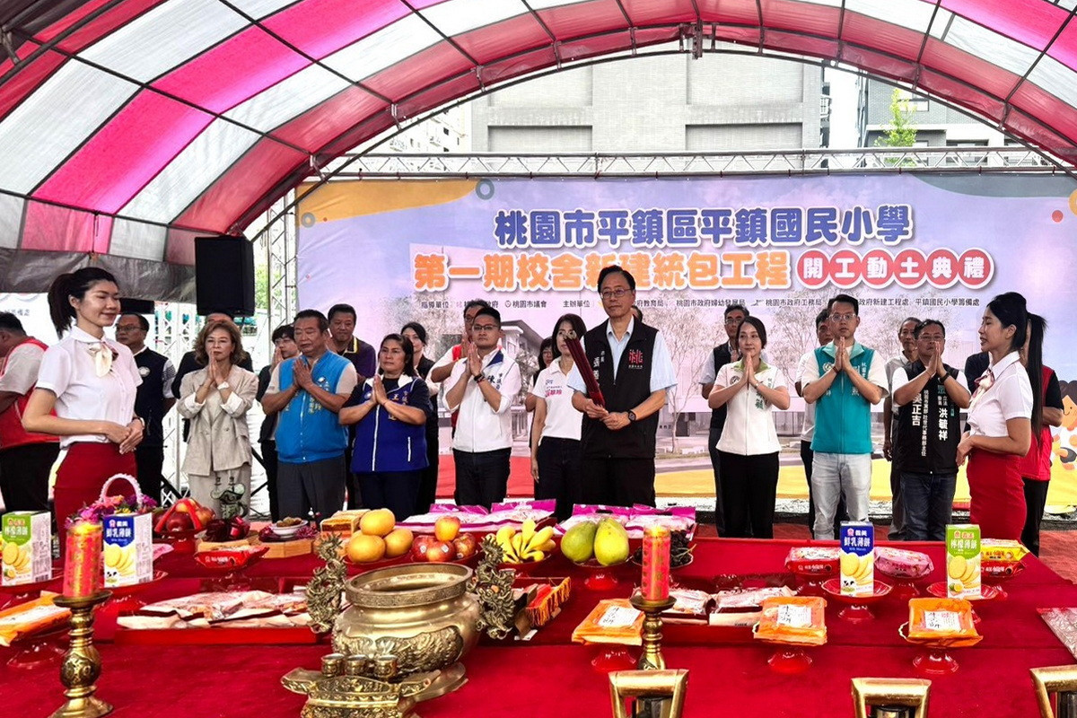 桃園市長張善政於「平鎮國小第一期校舍新建統包工程開工動土典禮」中焚香祝禱工程順利。<br /><br /> 