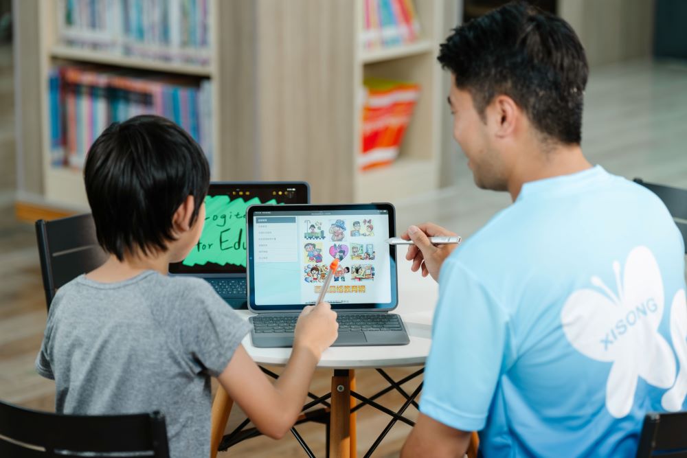西松國小師生透過 Logitech 羅技科技工具展開課堂互動,讓學生的打字習慣與創作自然融入學習,奠定數位表達能力