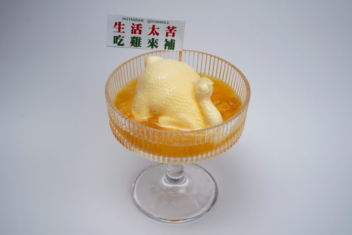 圖說二：有食祿招牌「母雞抖布丁」動感母雞造型，淋上特製芒果醬的瞬間，視覺療癒又萌翻全場