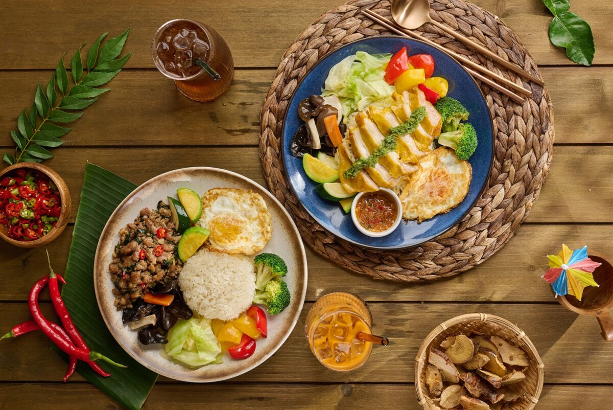 圖說四：「海南雞腿雞油飯」鮮嫩雞腿搭配粒粒分明的雞油飯，佐特製酸辣醬料