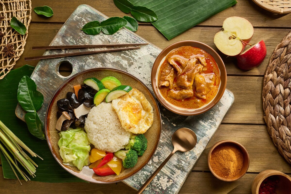 圖說五：紅咖哩牛肉雞油飯，濃郁紅咖哩與軟嫩牛肉的香辣組合，滿足重口味饕客