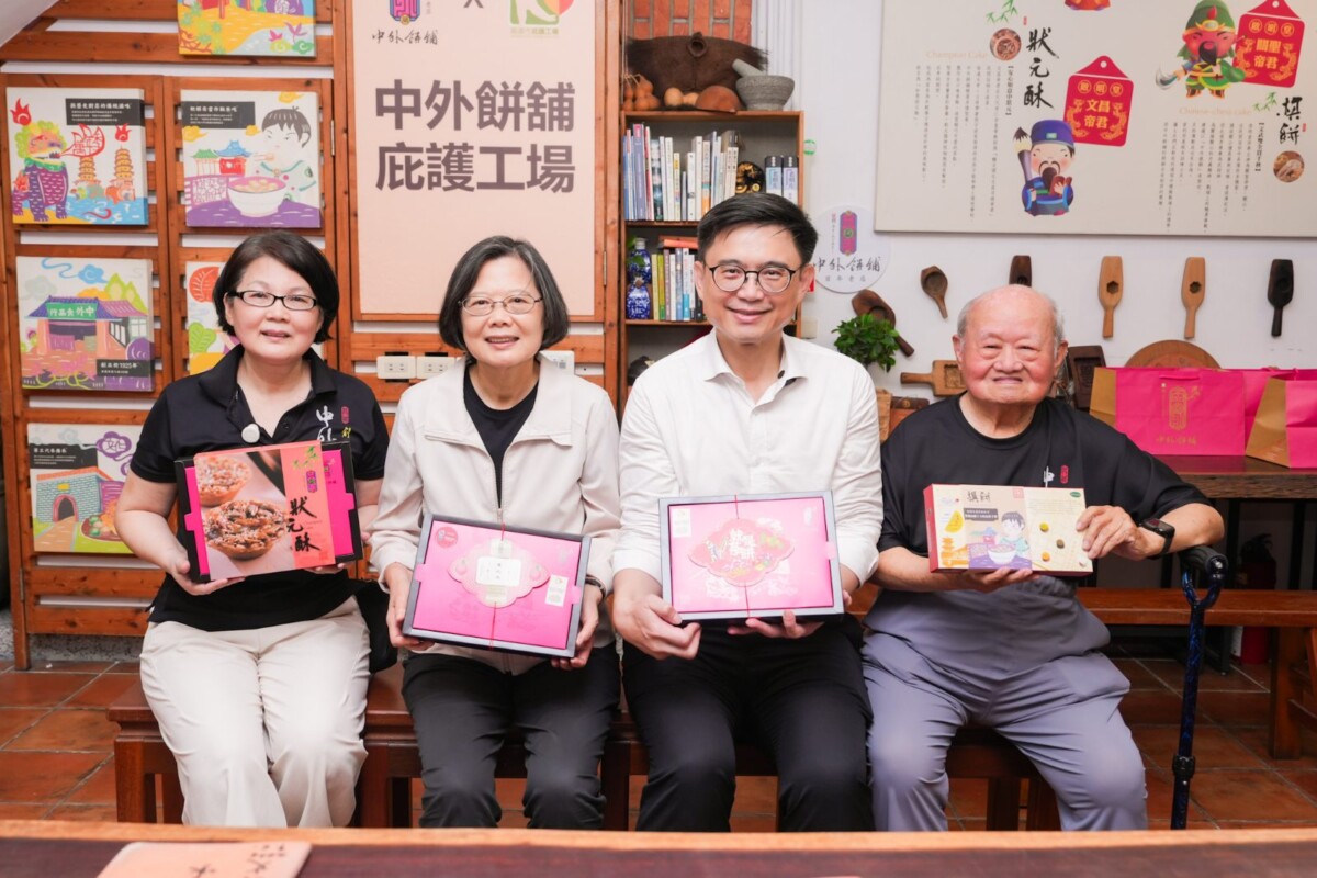 ▲蔡英文與賴瑞隆前往中外餅舖體驗棋餅製作。(圖/賴瑞隆辦公室提供)