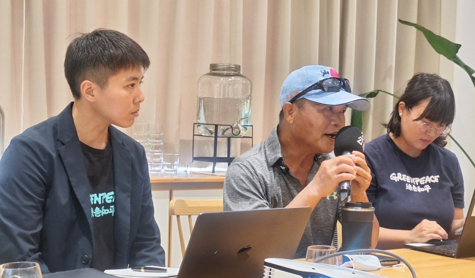 林園中汕里前里長李進宗與記者說明居民關注議題。(圖/記者李安堂拍攝)