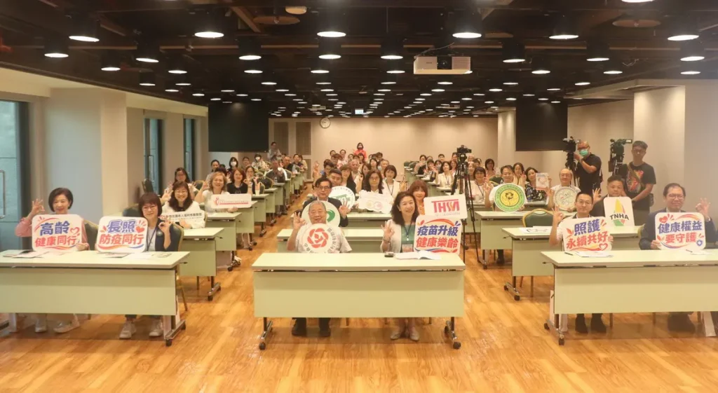 本活動宣導高齢者健康與醫療照護權益，吸引眾多國內長照機構及安養院社福人員參加。