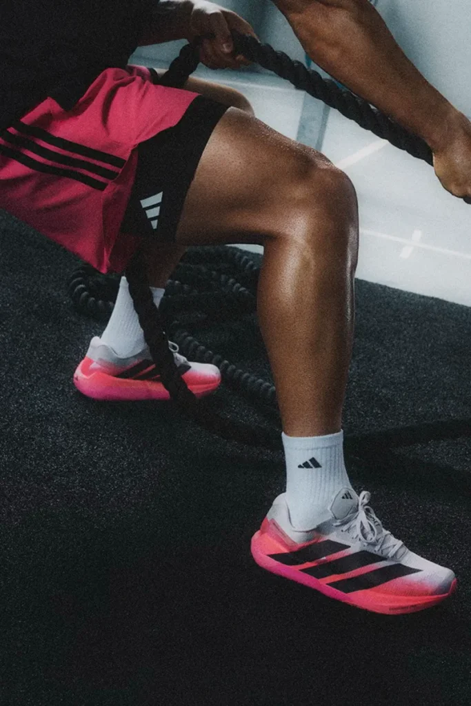 adidas此次特別融合兩大創新基因科技：以強調速度表現的 ADIZERO 系列與專注功能性力量訓練的 DROPSET 系列。