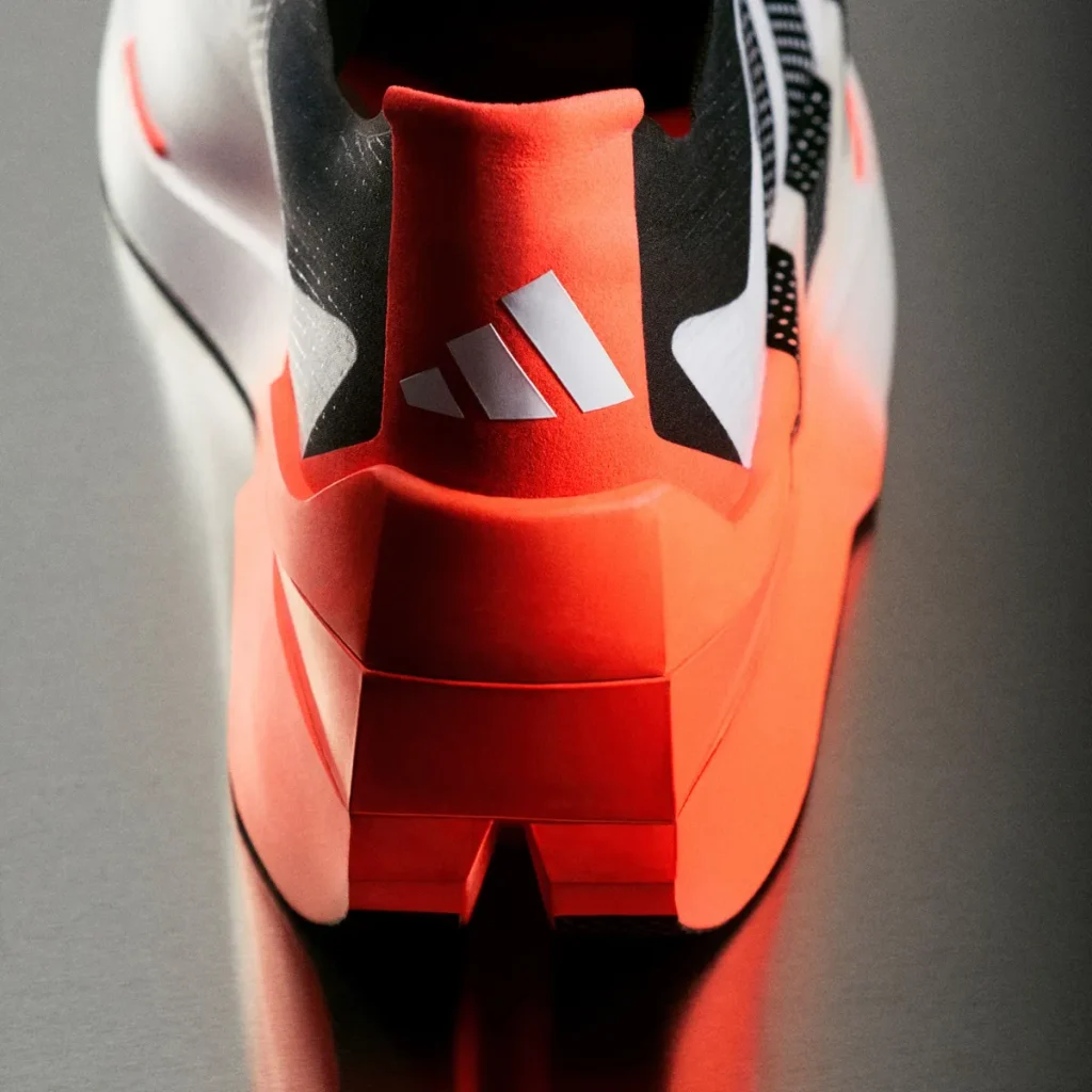 adidas ADIZERO DROPSET ELITE加入ENERGY RIM，自腳後跟延伸至前掌外側，協助足部動作順暢過渡。