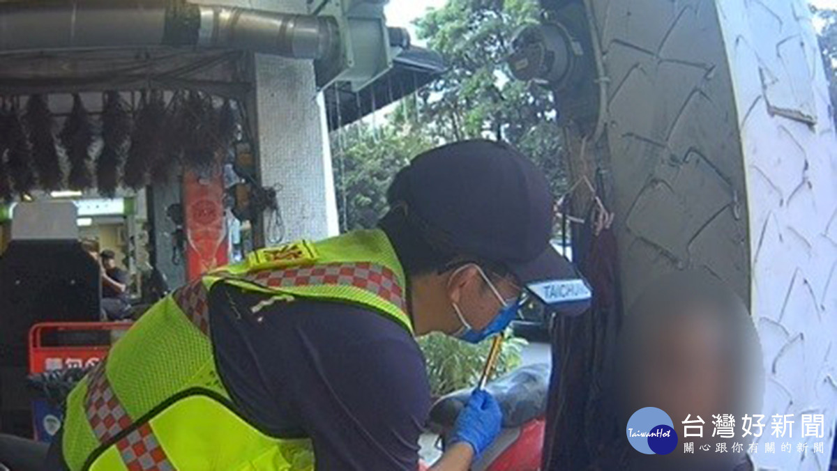 循著男子停放在店外的機車查詢車籍,終於確認身分並聯繫上家屬。