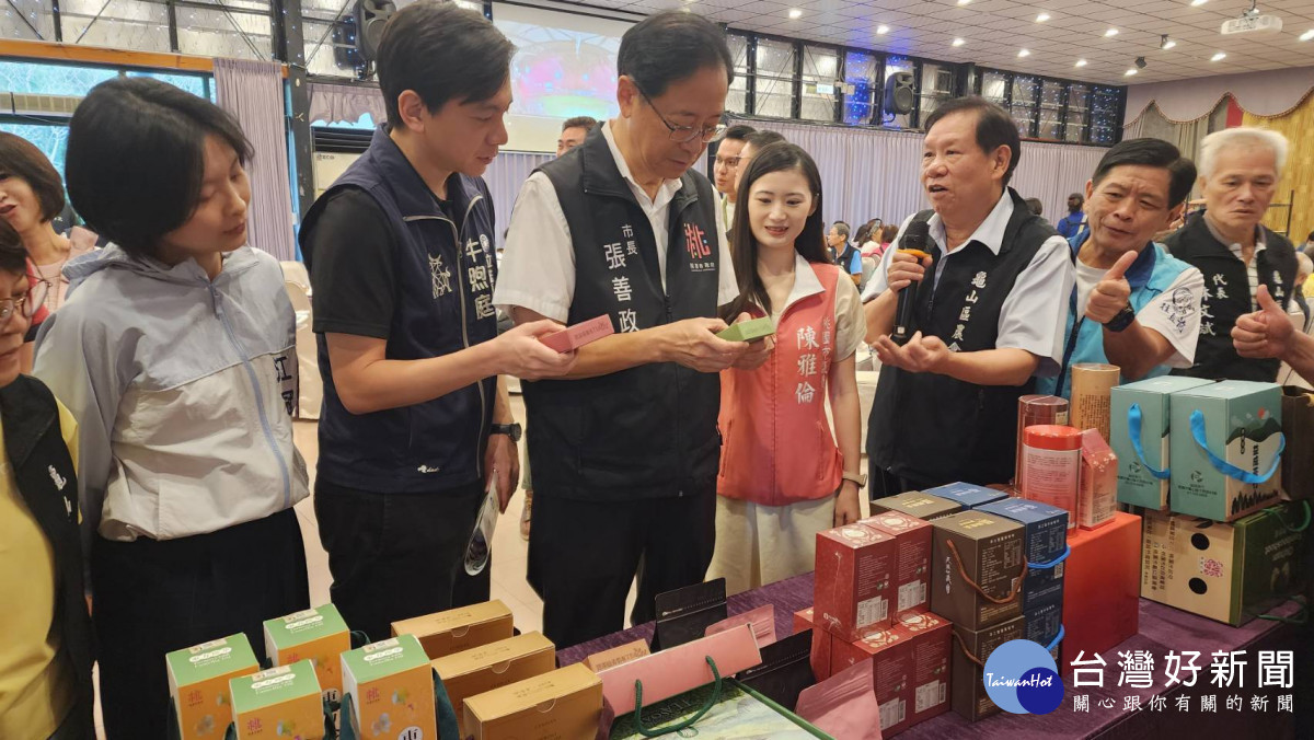 桃園市長張善政出席「龜山區農業策略聯盟活動」，與農友及龜山區農會夥伴交流。
