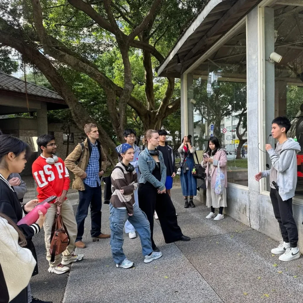 《帶世界發現臺灣》一書中,記錄VIS培養學生帶著臺灣走進世界、並成為與世界對話新世代的點滴。圖為VIS同學在228紀念公園中,與德國大學生互動的片段。