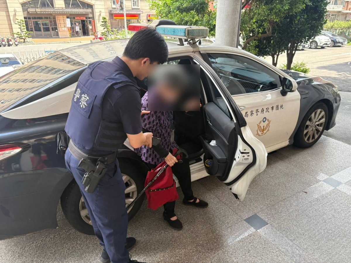 警方經查證確認為92歲吳姓婦人，將她帶返派出所休息並聯繫家屬。