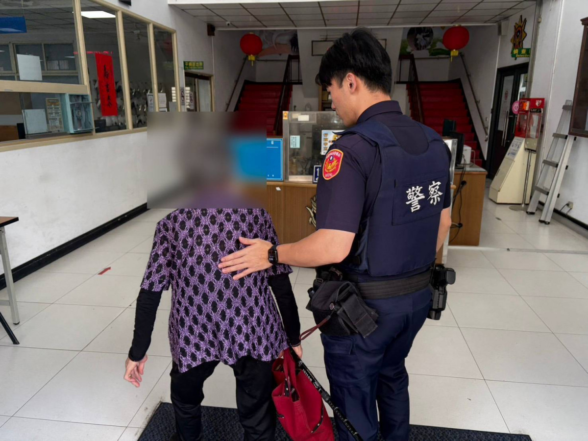 警方經查證確認為92歲吳姓婦人，將她帶返派出所休息並聯繫家屬。