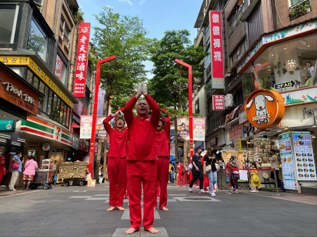 吉拉達摩金剛上師的帶領推動五體投地大禮拜與行腳文化，希望將修行從固定場域帶入城市、街道與人群之中。