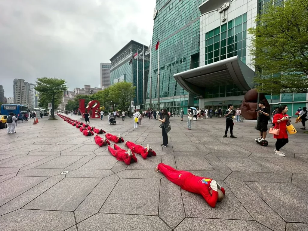 台北市社團法人金氏大禮拜行腳協會過去曾陸續在苗栗通霄、西門町、台北101與桃園等地舉辦行腳活動，以一步一願、一拜一心的方式，帶領大眾透過身體實踐來調伏內心、學習謙卑。