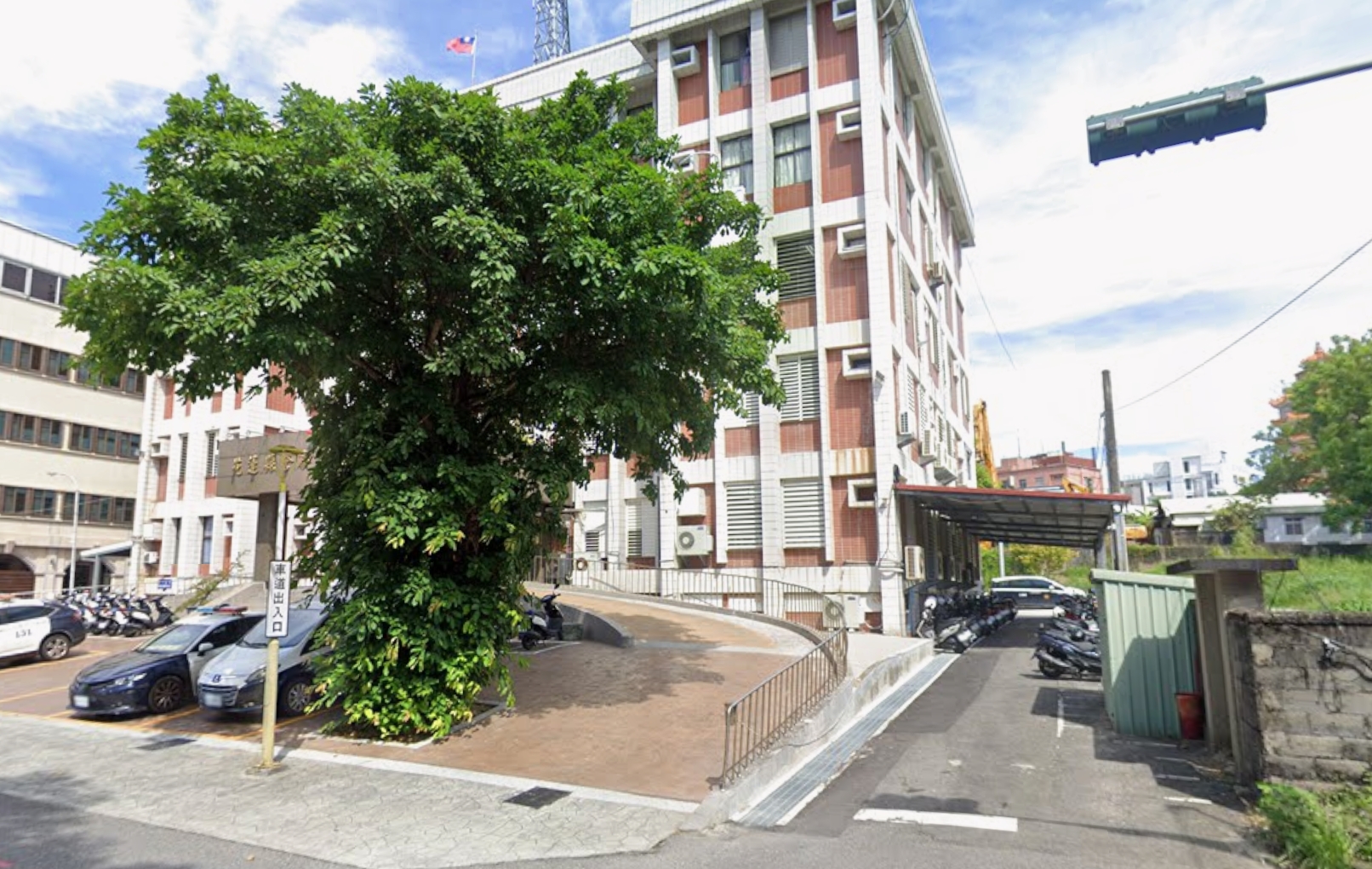 ▲花蓮警分局傳槍響！36歲員警備勤車棚自戕　送醫搶救中（圖／翻攝自 Google Maps）