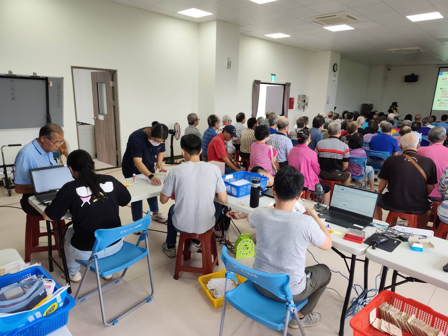 圖說：大批長者參加高齡換照講習及現場換照服務，本次活動共有132人參與。（圖／臺中區監理所提供）