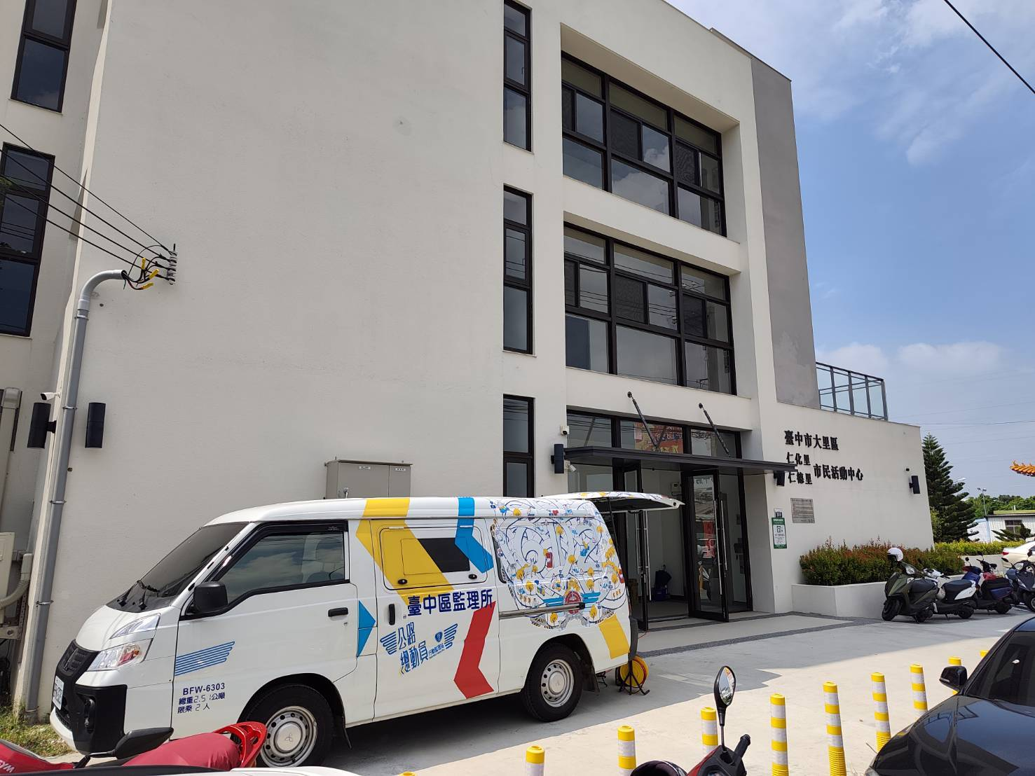 圖說：臺中區監理所將行動服務車開進大里區仁化里、仁德里聯合活動中心，協助地方長者就近辦理高齡換照。（圖／臺中區監理所提供）