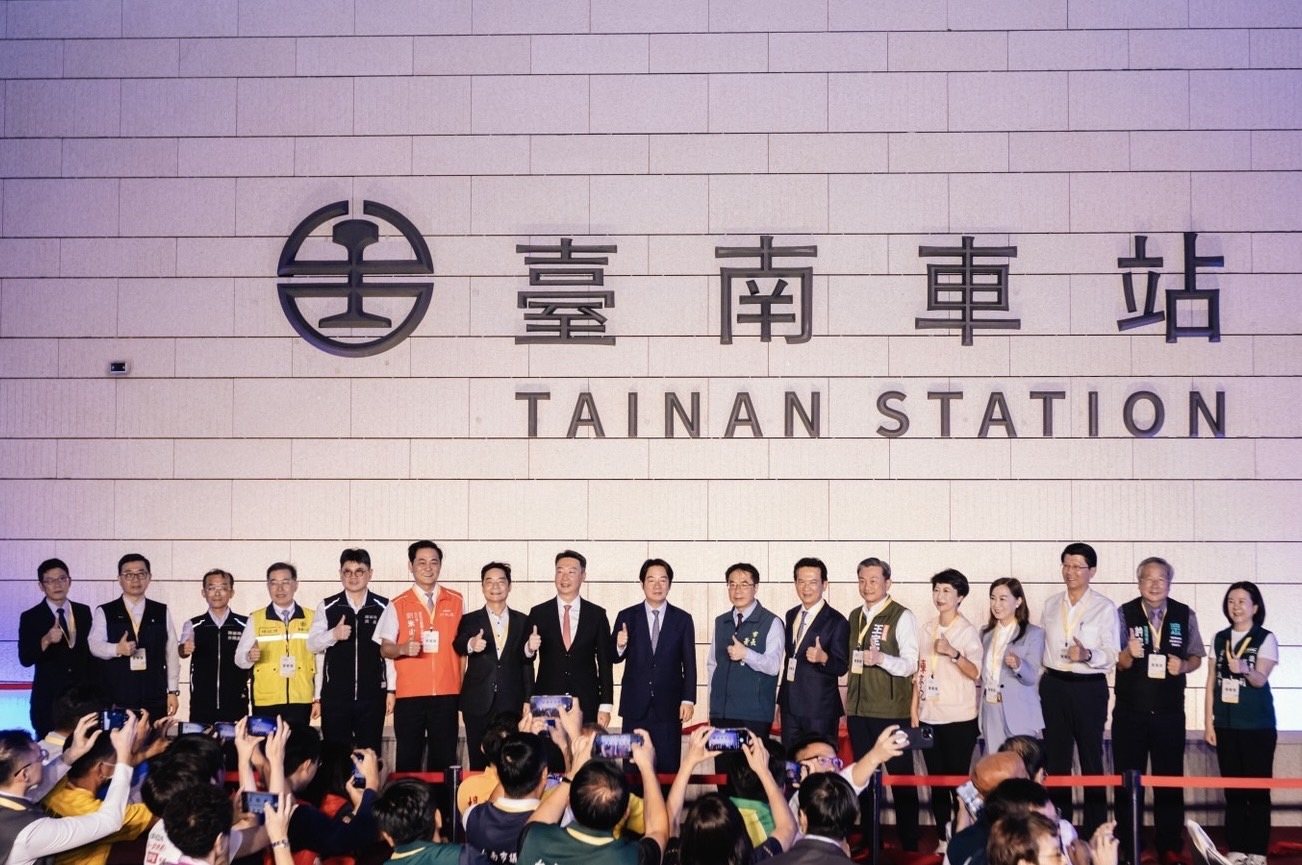 ▲台鐵「台南新車站」揭全新站牌！10月通車倒數　賴清德向拆遷戶致歉（圖／記者王俊勝 翻攝，下同）