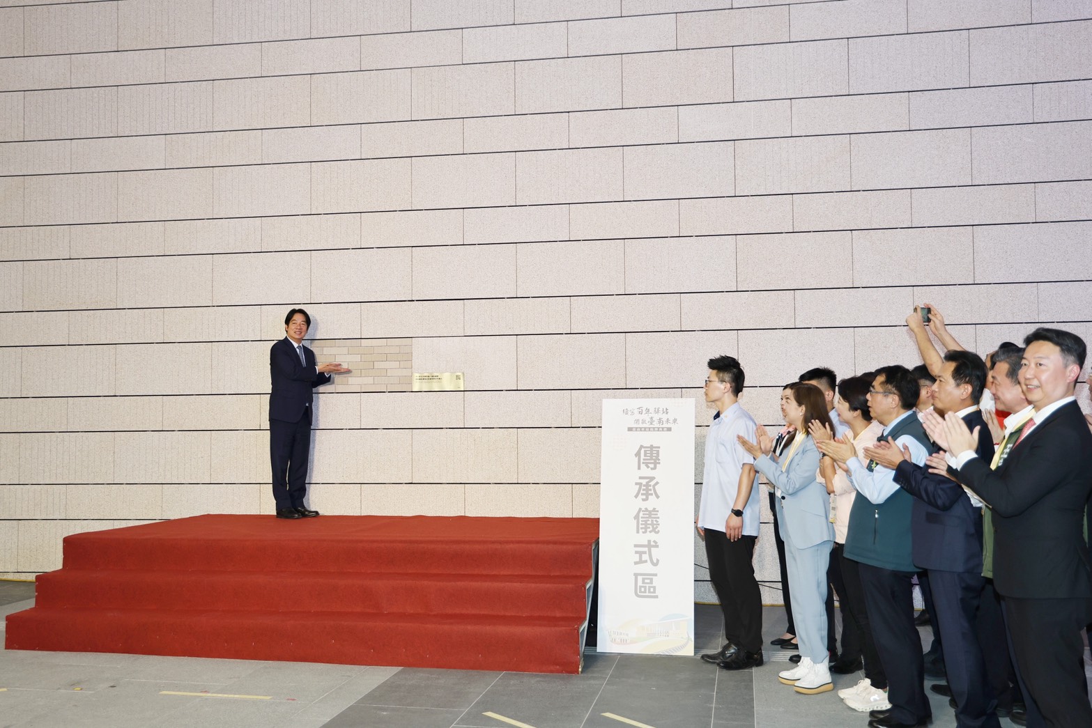 ▲台鐵「台南新車站」揭全新站牌！10月通車倒數　賴清德向拆遷戶致歉（圖／記者王俊勝 翻攝）