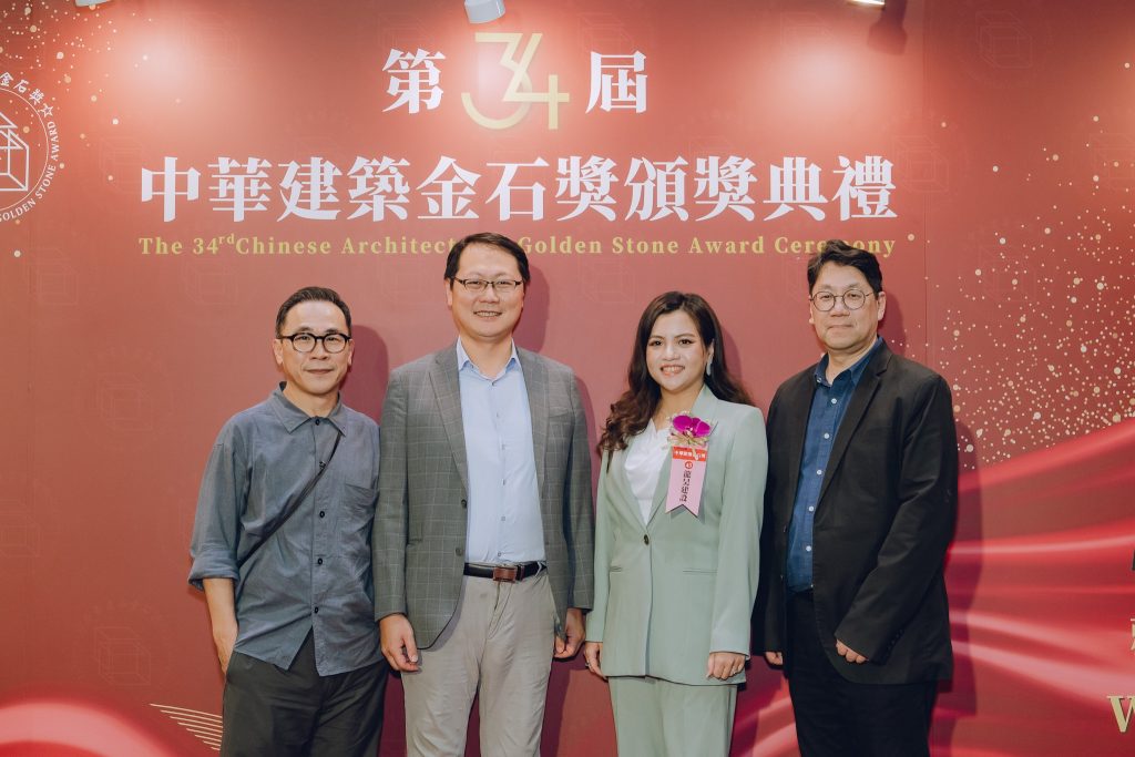 圖2. 龍昊建設鑫陽馥築規劃設計團隊於頒獎典禮合影，左起為孫立和建築師、李富誠副總經理、鄭浩竹總經理、李逸仁建築師